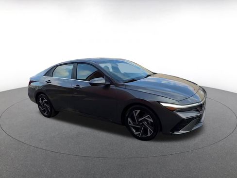 Used 2025 Hyundai Elantra SEL image 2