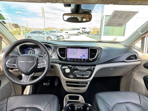 Used 2022 Chrysler Pacifica Touring-L image 14