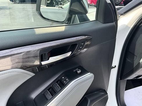 Used 2026 Toyota Highlander Limited AWD/4WD image 14