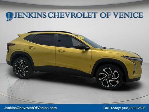 Used 2025 Chevrolet Trax RS w/ Driver Confidence Package FWD image 2