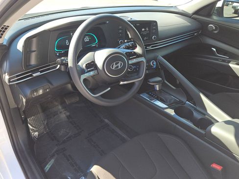 Used 2025 Hyundai Elantra Blue image 10