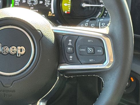 Used 2025 Jeep Wrangler Sahara image 24