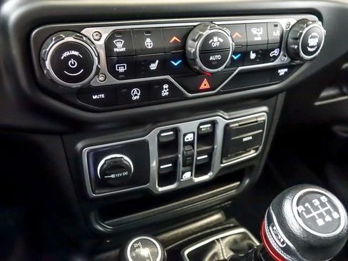Used 2018 Jeep Wrangler Unlimited Sahara w/ LED Lighting Group AWD/4WD image 23