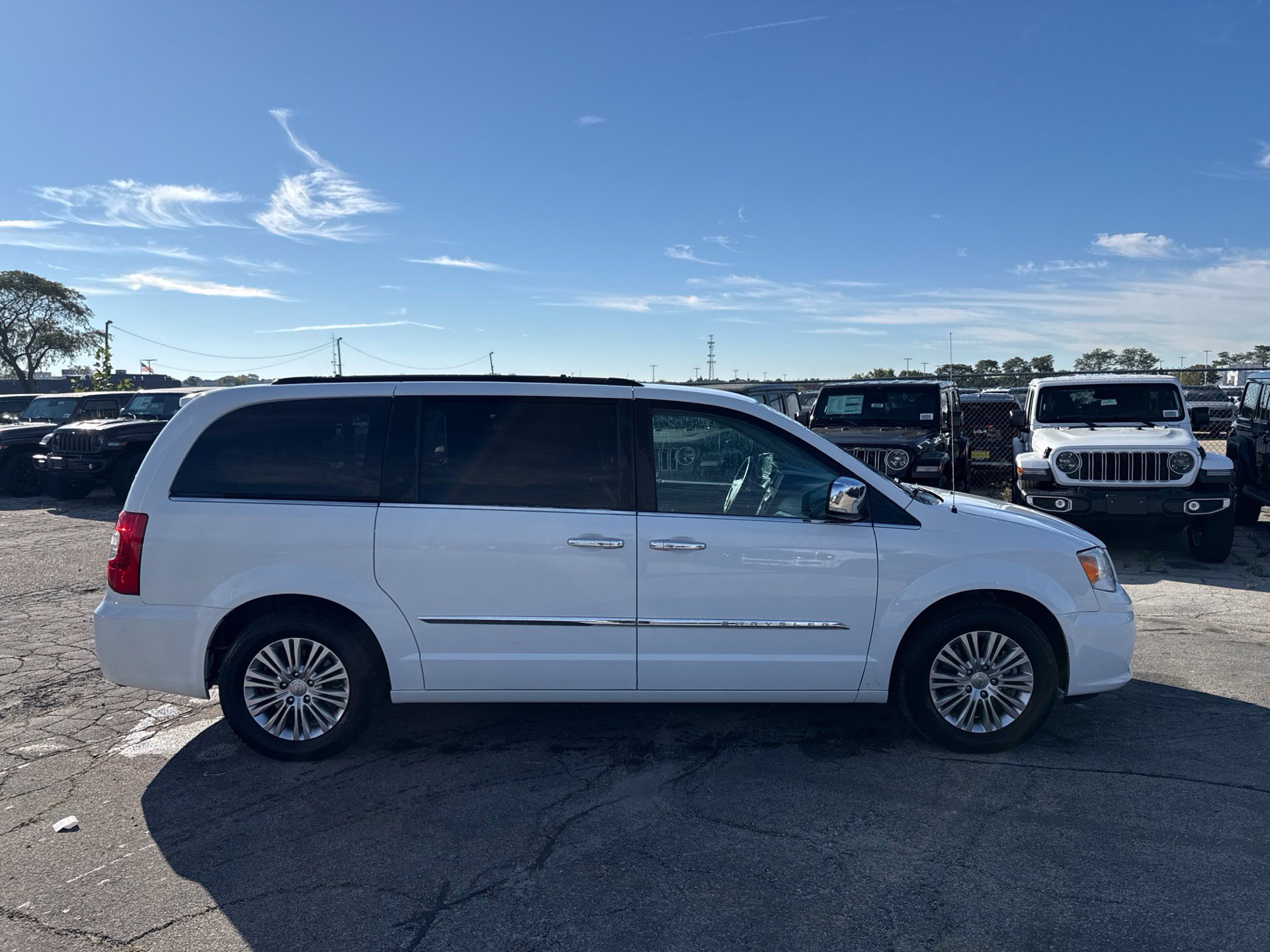 Used 2015 Chrysler Town & Country Touring-L w/ Driver Convenience Group FWD image 5