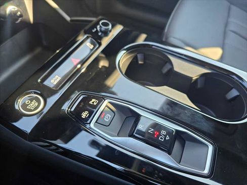 New 2025 Audi Q6 e-tron Premium image 32