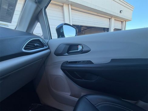 Used 2024 Chrysler Pacifica Touring-L image 22