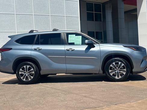 Used 2023 Toyota Highlander XLE FWD image 3