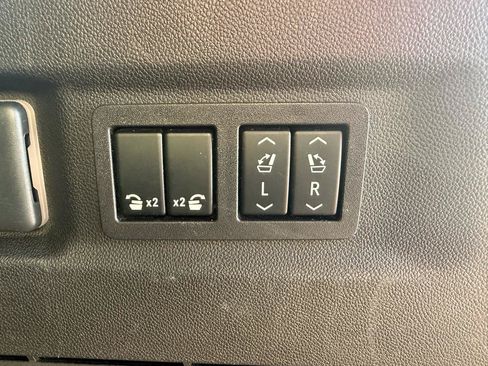 Used 2023 GMC Yukon XL AT4 w/ AT4 Premium Package AWD/4WD image 7