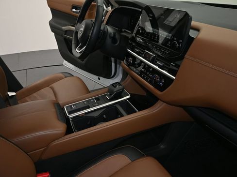 Used 2025 Nissan Pathfinder Platinum FWD image 13