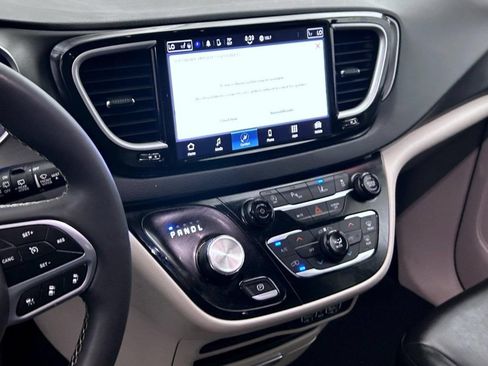 Certified 2023 Chrysler Pacifica Touring-L FWD image 12