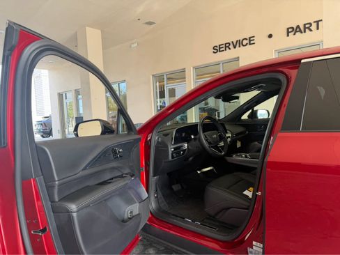 Used 2025 Cadillac Lyriq Luxury image 5