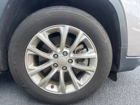 Used 2019 Jeep Cherokee Latitude w/ Popular Appearance Group FWD image 4