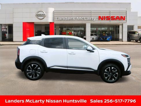 Used 2025 Nissan Kicks SV image 2