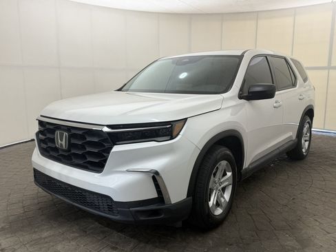 Used 2023 Honda Pilot LX image 3
