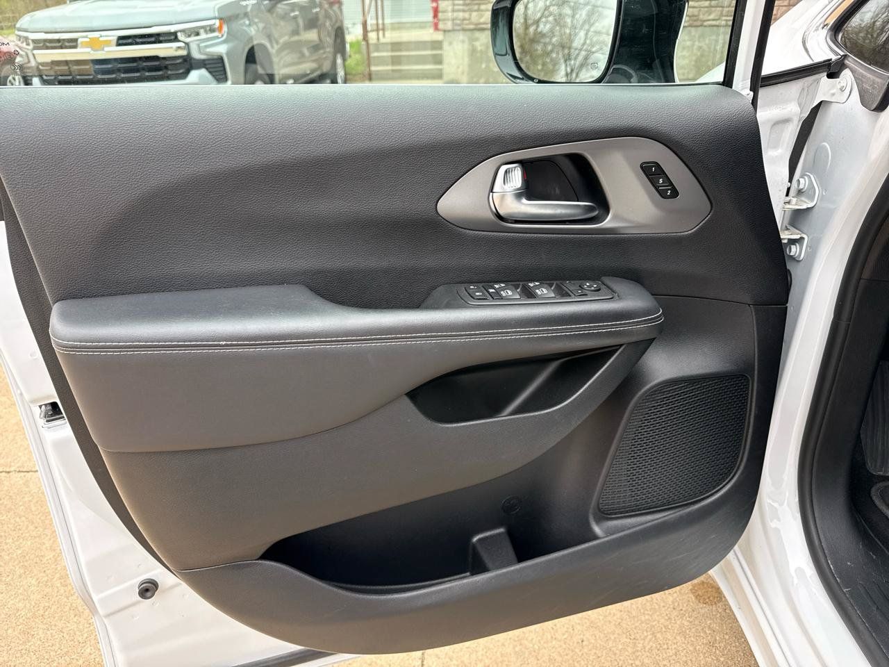 Used 2025 Chrysler Pacifica Select FWD image 14