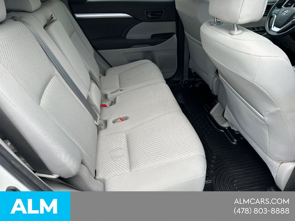 Used 2018 Toyota Highlander LE FWD image 17