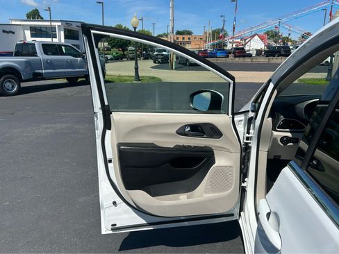 Used 2023 Chrysler Pacifica Touring-L FWD image 24