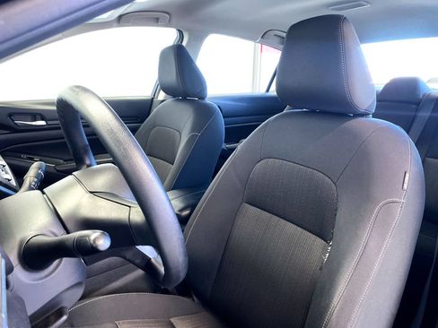 Used 2025 Nissan Altima 2.5 SV FWD image 19