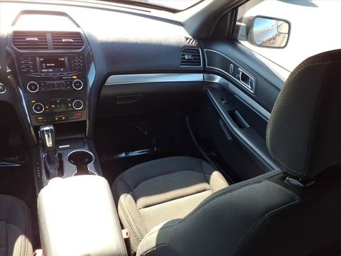 Used 2018 Ford Explorer XLT image 12