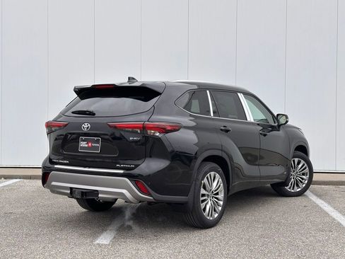 New 2026 Toyota Highlander Platinum image 5