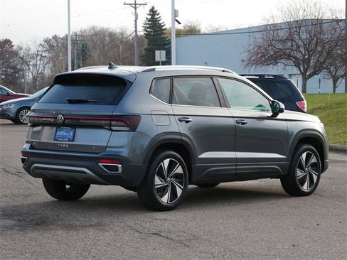 Certified 2025 Volkswagen Taos SE image 7