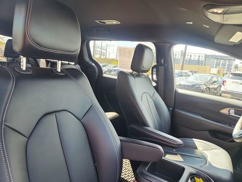 Used 2025 Chrysler Voyager LX FWD image 33