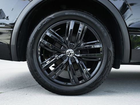 Used 2022 Volkswagen Tiguan SE R-Line image 28