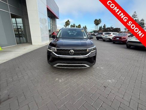 Used 2022 Volkswagen Taos SE image 2