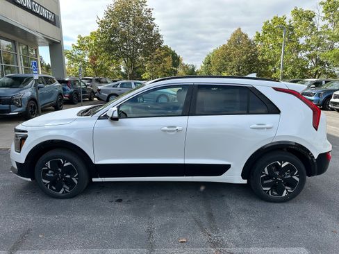 New 2025 Kia Niro Wind w/ Wind Preserve Package FWD image 8