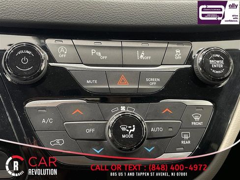 Used 2023 Chrysler Pacifica Touring-L FWD image 24
