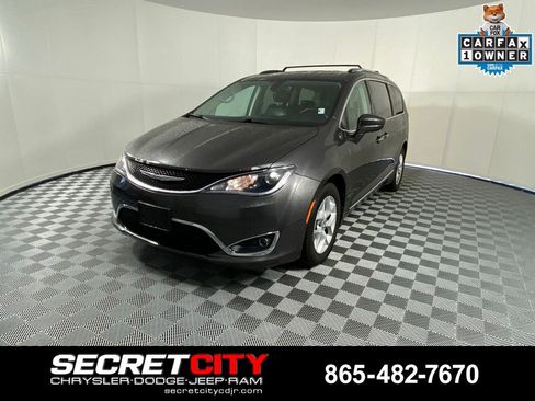 Used 2017 Chrysler Pacifica Touring-L Plus w/ Tire & Wheel Group FWD image 3
