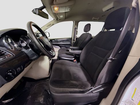 Used 2019 Dodge Grand Caravan SE w/ UConnect Hands-Free Group image 21