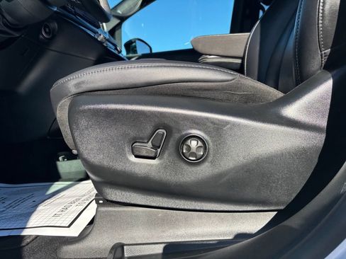Used 2025 Chrysler Pacifica Select FWD image 11