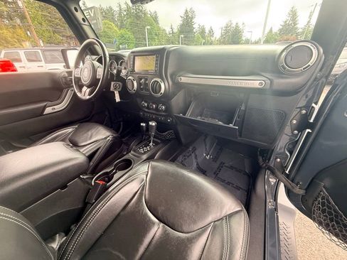 Used 2017 Jeep Wrangler Unlimited Sahara w/ Connectivity Group AWD/4WD image 32