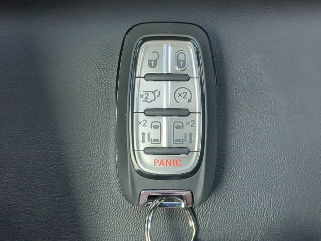 Certified 2026 Chrysler Pacifica Select FWD image 35