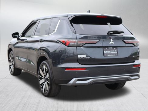 Used 2025 Mitsubishi Outlander SE image 4