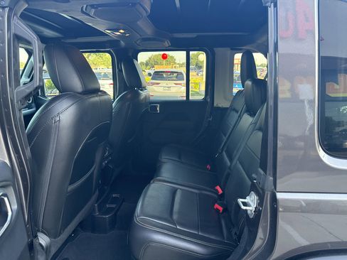 Used 2019 Jeep Wrangler Unlimited Sahara AWD/4WD image 5