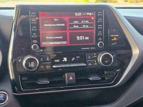 Used 2022 Toyota Highlander XLE AWD/4WD image 22