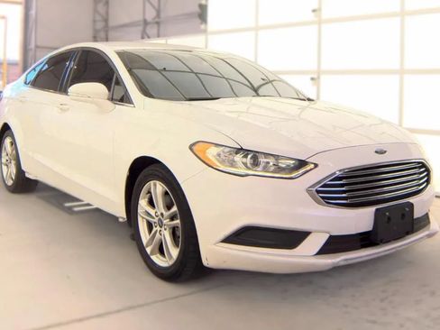Used 2018 Ford Fusion SE FWD image 2