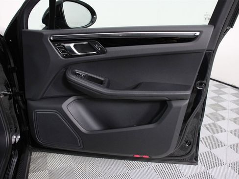 Certified 2025 Porsche Macan image 23