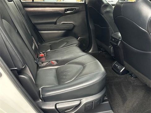 Used 2023 Toyota Highlander Limited image 15