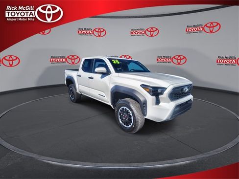 Certified 2025 Toyota Tacoma TRD Off-Road image 2