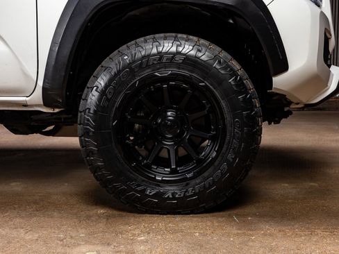 Used 2022 Toyota Tacoma TRD Off-Road image 12