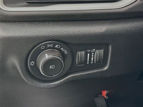 Used 2025 Chrysler Pacifica Select FWD image 14