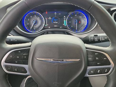 Certified 2024 Chrysler Pacifica Touring-L image 4