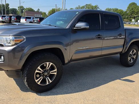 Used 2017 Toyota Tacoma TRD Sport w/ Premium & Technology Package RWD image 3