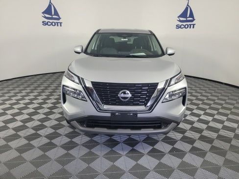 Used 2023 Nissan Rogue SV image 2