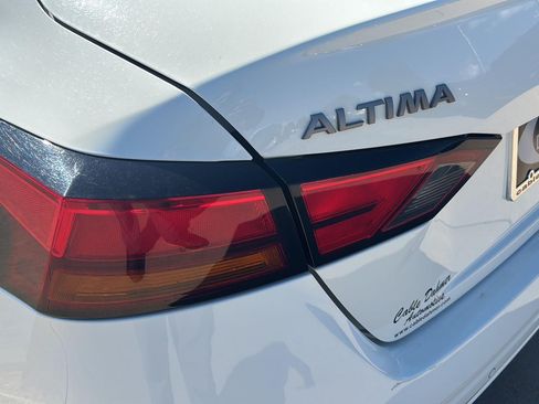 Used 2025 Nissan Altima 2.5 SV FWD image 21