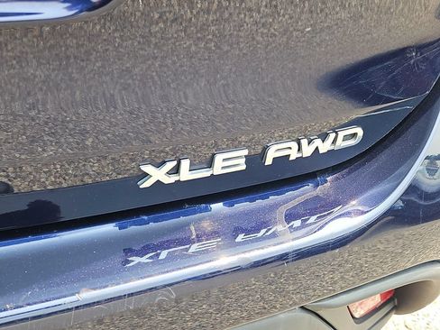 Used 2021 Toyota Highlander XLE AWD/4WD image 12