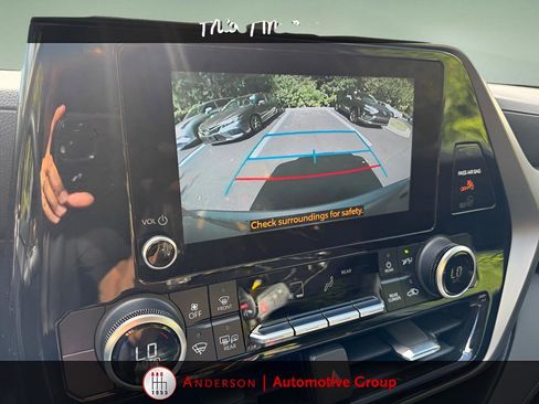 Used 2024 Toyota Highlander LE image 5